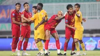 Para pemain Persija Jakarta dijaga ketat oleh pemain Semen Padang Persija Jakarta vs Semen Padang pada laga pekan ke-30 Liga 1 2024/2025 di Stadion Pakansari, Kabupaten Bogor, Minggu (27/4/2025). (Bola.com/Abdul Aziz)