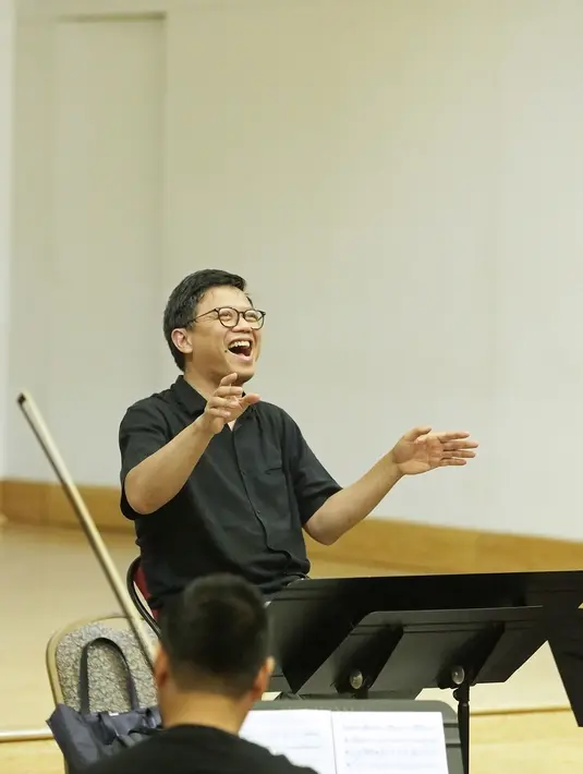 Avip Priatna latihan untuk Konser Love God and My Home Kamis (3/10/2019). (Bambang E Ros/Fimela.com)