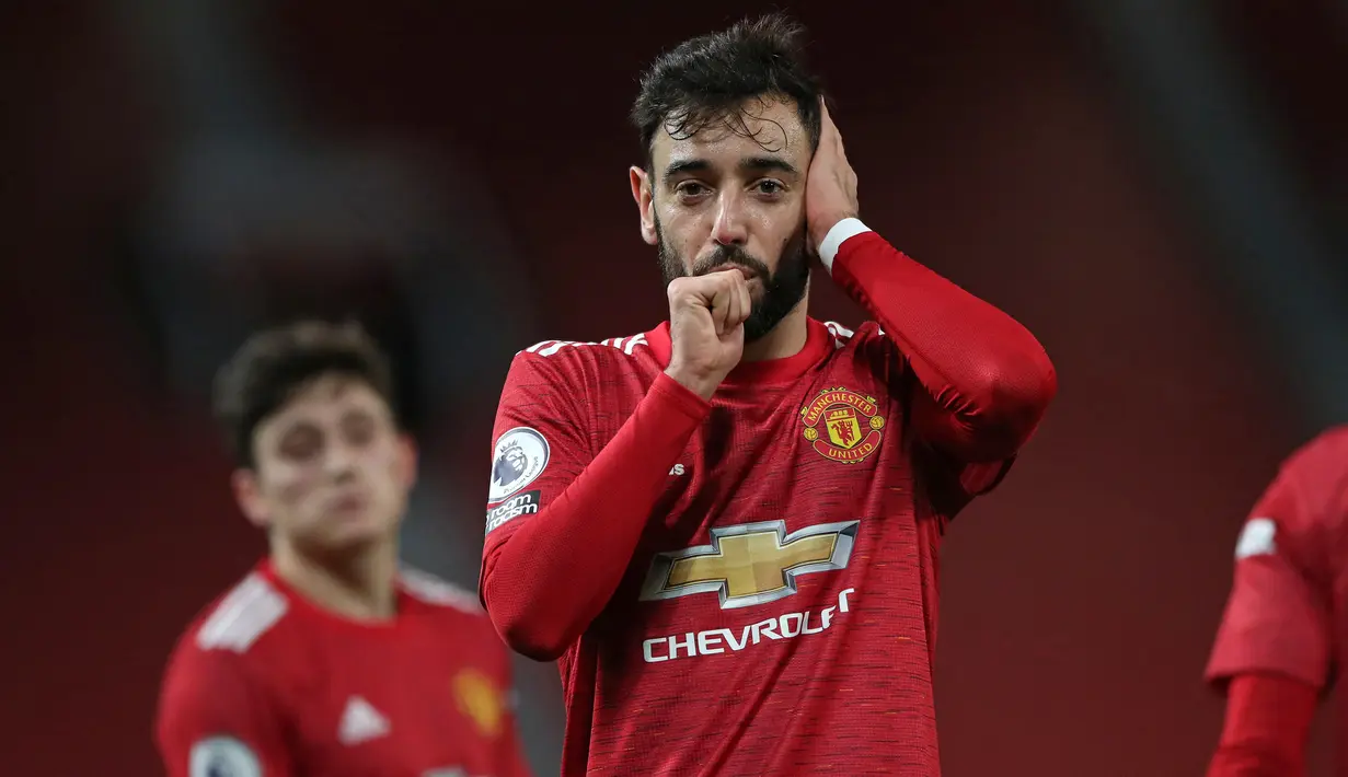 Bruno Fernandes. Gelandang Portugal berusia 27 tahun yang didatangkan Manchester United pada tengah musim 2020/2021 ini mampu menjadi top skor MU di musim 2020/2021. Ia mampu mencetak 18 gol dan 11 assist dari 37 laga di Liga Inggris di bawah Harry Kane dan Mohamed Salah. (AFP/Pool/Nick Potts)