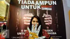 Pengunjung berfoto di stand BNN saat Pameran Kampung Hukum di Jakarta Convention Centre, Jakarta, Selasa (1/3/2016). Lewat Pameran Kampung Hukum, Mahkamah Agung bersama instansi lainnya mensosialisasikan kebijakan. (Liputan6.com/Helmi Fithriansyah)