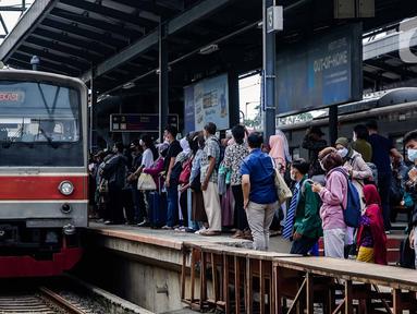 Sejumlah penumpang menunggu kereta rel listrik (KRL) di Stasiun Manggarai, Jakarta, Kamis (19/5/2022). PT Kereta Commuter Indonesia (KAI Commuter) membuat aturan baru tentang perjalanan KRL di wilayah Jabodetabek, yakni menambah kapasitas penumpang menjadi 80 persen. (Liputan6.com/Faizal Fanani)