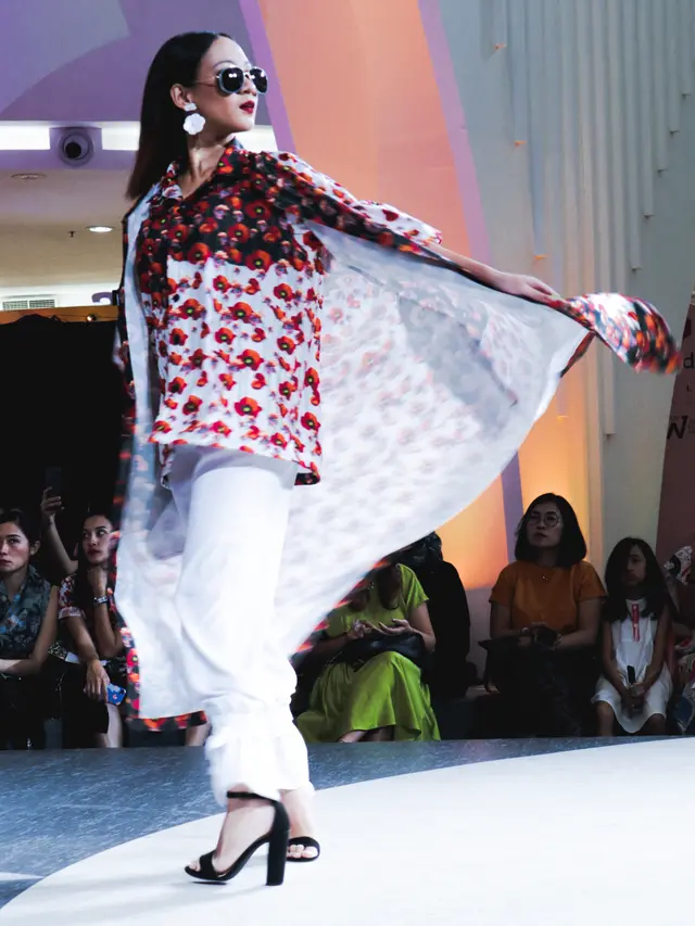 Beragam Jenis Bunga Jadi Gambaran Kehidupan oleh K.A.L.A Studio di Jakarta Fashion Week 2020