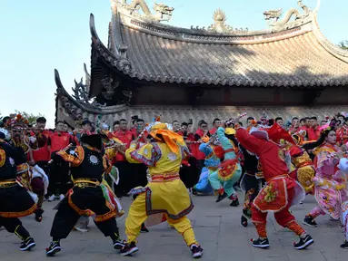 Para penganut Mazu dari Provinsi Guangdong tampil di sebuah lapangan di Pulau Meizhou, Kota Putian, Provinsi Fujian, China, 25 Oktober 2020. Pada 2009 lalu, kepercayaan dan adat istiadat Mazu dimasukkan dalam Daftar Warisan Budaya Takbenda kategori Kemanusiaan UNESCO. (Xinhua/Wei Peiquan)