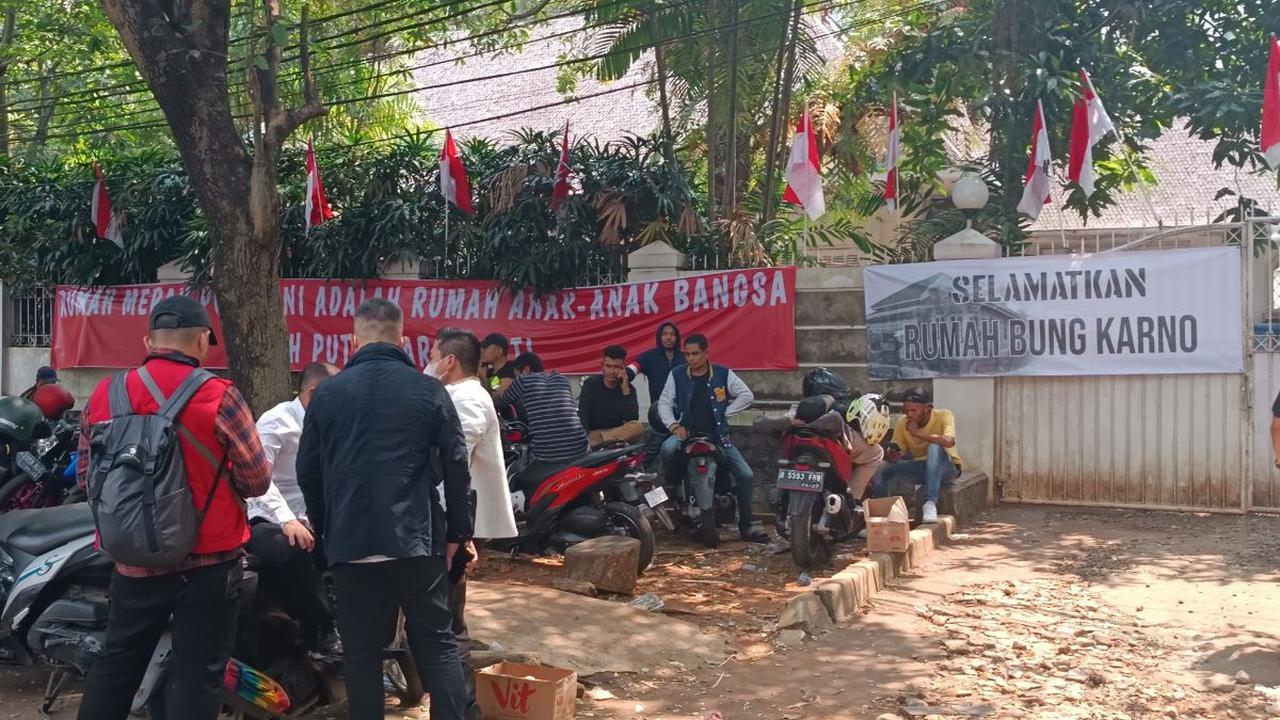 Sebagai anak dari Presiden pertama Indonesia, bukan hanya dirinya saja yang disebut terzalami melainkan juga terhadap negara dan bangsa.