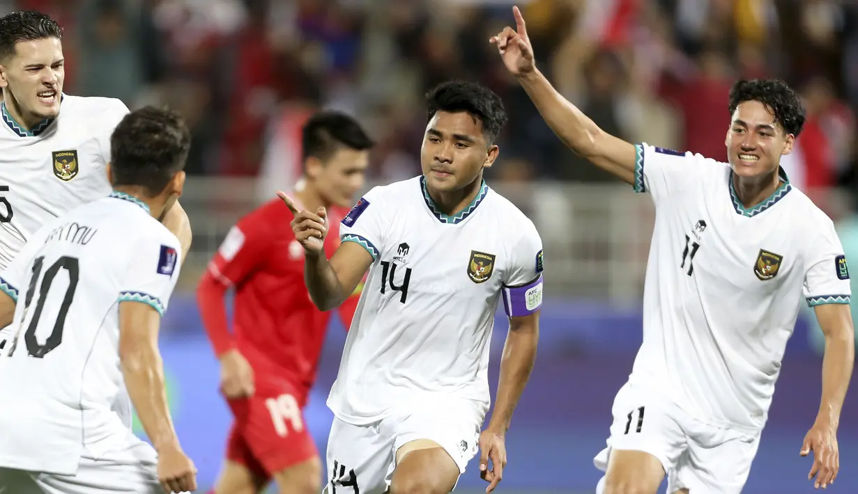 Selebrasi bek Timnas Indonesia, Asnawi Mangkualam (tengah) setelah menjebol gawang Vietnam melalui eksekusi penalti pada laga kedua Grup D Piala Asia 2023 di Abdullah Bin Khalifa Stadium, Doha, Qatar, Jumat (19/1/2024). (AP Photo/Hussein Sayed)