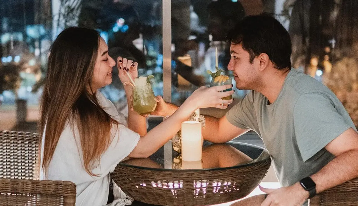 Saling suap-suapan dan memberikan perhatian kepada masing-masing pasangan ini makin romantis. Tak dipungkiri jika kebersamaan Adzana Bing Slamet dan Rizky Alatas ini seperti pasangan ABG yang berpacaran. Sering pamer momen sederhana tapi romantis, pasangan ini tuai pujian dari warganet. (Liputan6.com/IG/@rizkyalatas)
