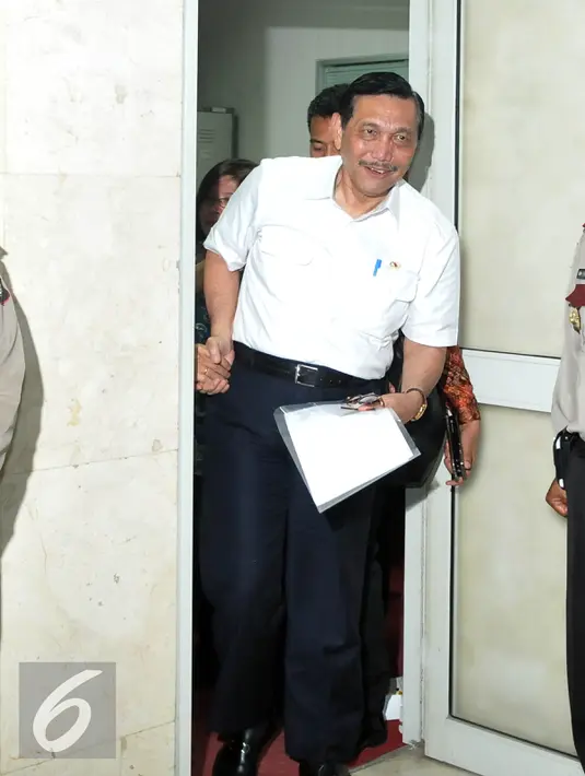 Menkopolhukam Luhut Panjaitan menghadiri sidang etik MKD di gedung Parlemen, Senayan, Jakarta, Senin (14/12/2015). Luhut memastikan tidak mengetahui pertemuan  PT Freeport dengan Setya Novanto dan pengusaha Riza Chalid. (Liputan6.com/Johan Tallo)