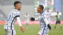 Striker Inter Milan, Alexis Sanchez, melakukan selebrasi bersama Lautaro Martinez, usai mencetak gol ke gawang Sassuolo pada laga Liga Italia di Stadion Mapei, Sabtu (28/11/2020). Inter Milan menang dengan skor 3-0. (Massimo Paolone/LaPresse via AP)