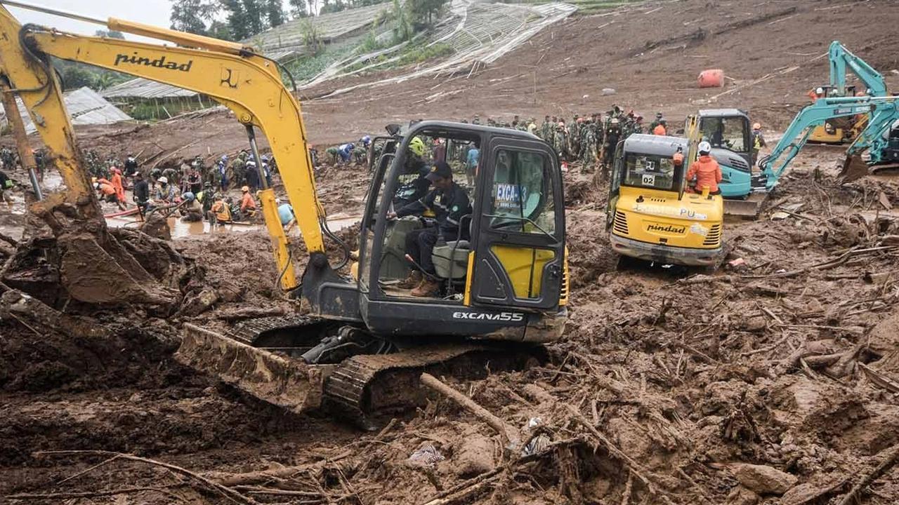 FOTO: Tim SAR Terus Mencari Korban Longsor Pasirlangu