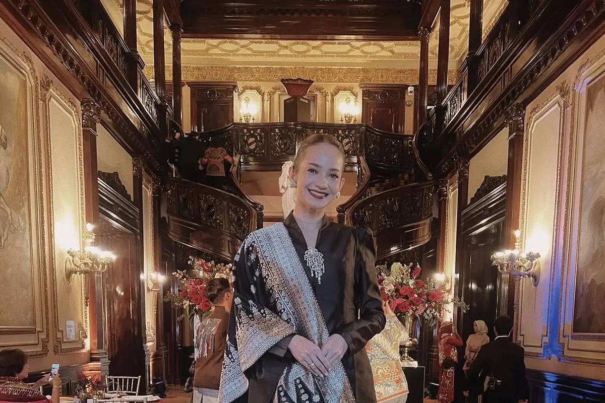 Anggun dan Berkelas, Intip 7 Model Kebaya Modern ala Enzy Storia (credit: instagram/enzystoria)