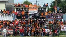 Suporter tim Macan Kemayoran berdesakan memadati Stadion Bea Cukai Rawamangun Jakarta untuk menyaksikan laga uji coba antara Persija melawan Barito Putera, Selasa (5/4/2016). Laga uji coba berakhir imbang 2-2. (Liputan6.com/Helmi Fithriansyah)