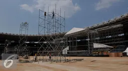 Sejumlah pekerja membangun panggung untuk konser bertajuk 'Bon Jovi Live di Gelora Bungkarno, Jakarta, Minggu (6/9/2015). Rencananya panggung untuk konser Bon Jovi dirancang berbeda dengan konser-konser sebelumnya. (Liputan6.com/Johan Tallo)