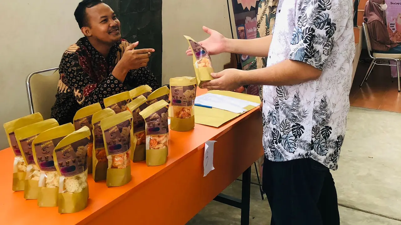 Wahyu Alamsyah perkenalkan produk olahan Pathilo dengan Varian Rasa kepada pelanggan.