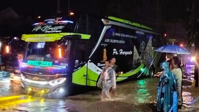 Banjir Parah Lumpuhkan Pantura, Macet 3 KM di Pati Jadi Momok Pengendara