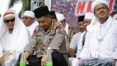 (Ki-ka) Ustad Arifin Ilham, Kapolri Jenderal Tito Karnavian dan Imam Besar FPI Habib Rizieq Syihab memantau demo 2 Desember di Monas, Jakarta, Jumat (2/12). Kapolri bergabung dengan massa yang menggelar doa bersama. (Liputan6.com/Faizal Fanani)