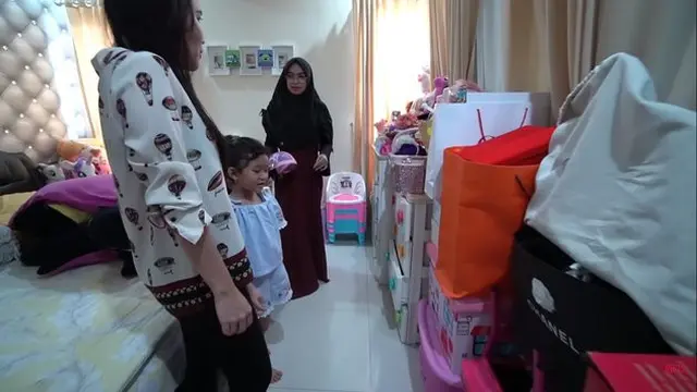 Potret Lemari Ayu Ting Ting, Pintu Rusak Tapi Isi Tas Branded. (Sumber: YouTube/Ricis Official)