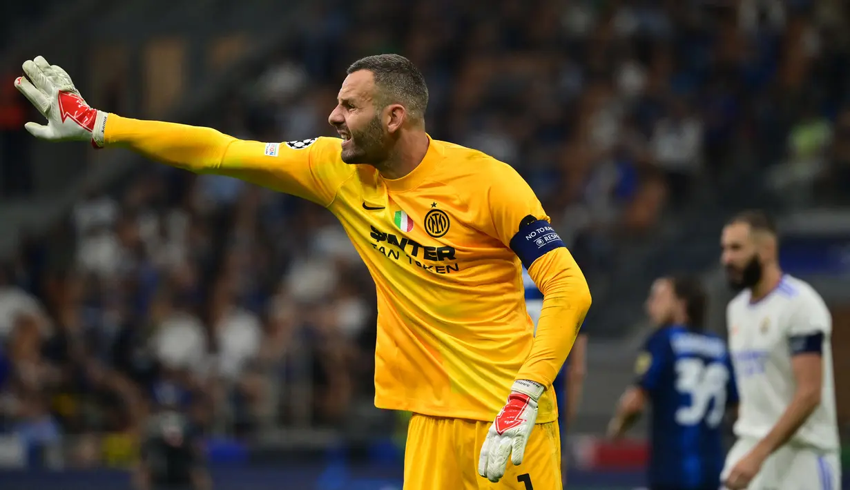 Samir Handanovic. Kiper Slovenia berusia 37 tahun yang telah 10 musim membela Inter Milan ini menganut agama Islam karena merupakan keturunan muslim Bosnia. Bersama Inter Milan ia telah tampil 431 laga di semua ajang dengan torehan 159 kali clean sheet dan kebobolan 443 gol. (AFP/Miguel Medina)