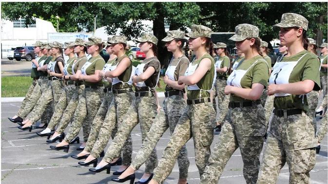 Potret Tentara Perempuan Pakai Sepatu Hak Tinggi Disorot, Ukraina Dituding Melecehkan - Vimarsana News