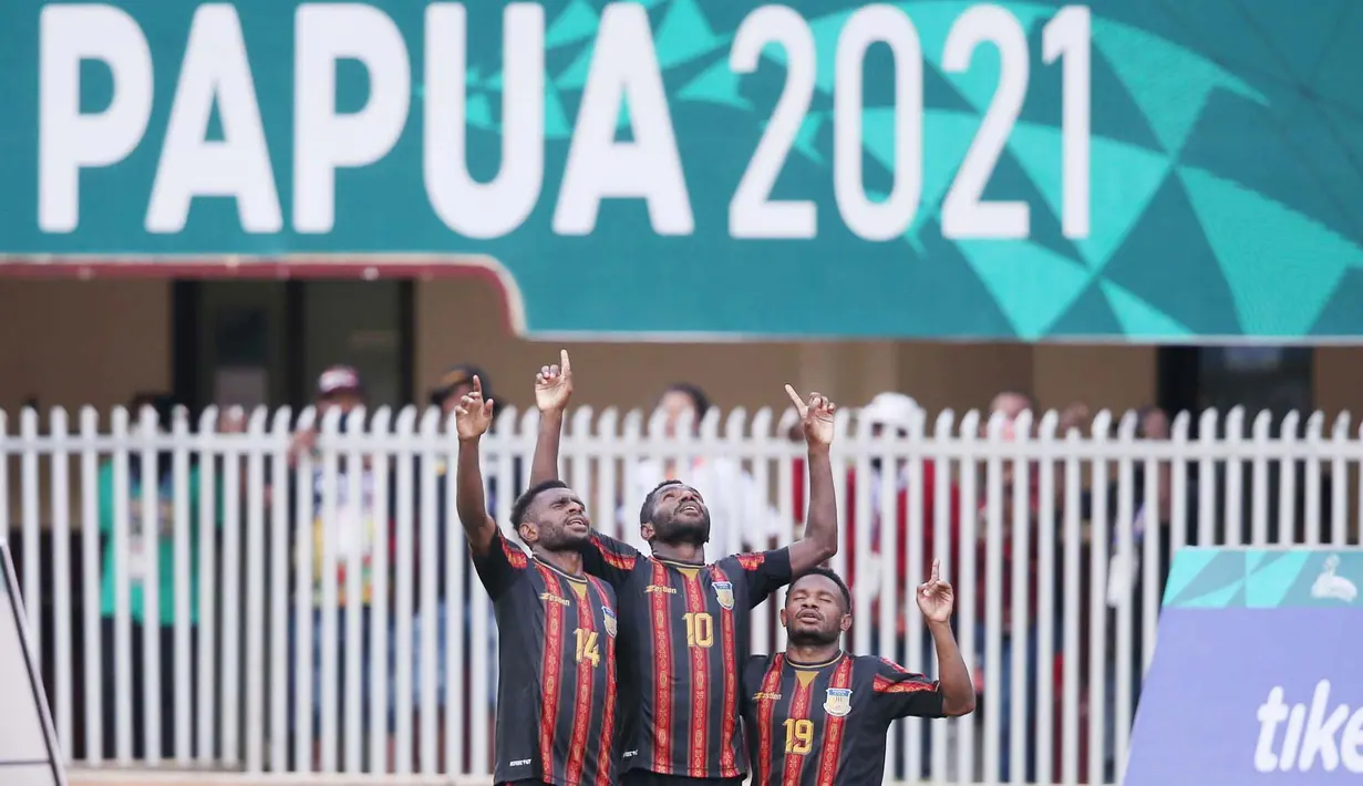Pemain depan tim Papua Ricky Cawor (tengah) bersama pemain lainnya melakukan selebrasi gol keduanya kegawang tim sepakbola  NTT pada laga Grup A PON XX Papua 2021. (Foto: PB PON XX Papua/Erly Bahtiar)