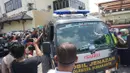 Pagar manusia menjadi penyambut mobil jenazah yang membawa jasad Didi Kempot ke pemakaman di Ngawi. (foto: Liputan6.com/fajar abrori)
