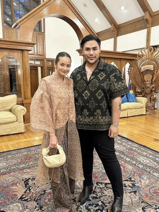 <p>Menjadi istri diplomat Indonesia di Amerika Serikat, Enzy Storia kerap menghadiri agenda-agenda penting. Kali ini, ia tampak menawan dalam balutan kain batik yang dikreasikan sedemikian rupa menghadirkan kesan etnik sekaligus modern. [Foto: Instagram/ Ivan Gunawan]</p>