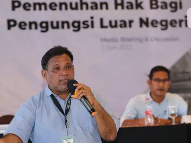 Koordinasi Kemanusiaan Yayasan GEUTANYOE, Nasruddin memberi paparan saat media briefing 'Keberpihakan Kepada Yang Rentan: Pemenuhan Hak Bagi Pengungsi Luar Negeri' di Jakarta (3/6/2022). Berdasarkan data UNHCR, sedikitnya ada 14.000 orang pengungsi dari luar negeri yang teregistrasi di Indonesia tersebar di beberapa titik dan ditempatkan di Rumah Detensi Imgrasi (Rudemim) atau akomodasi yang disiapkan oleh IOM. (Liputan6.com)