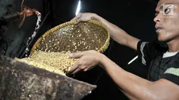 Pekerja memproses pembuatan tahu di salah satu industri rumahan Semanan, Kalideres, Jakarta, Rabu (19/9).Dalam sehari, tiap industri rumahan Semanan mampu memproduksi sekitar 4 kuintal tahu dengan harga Rp 40 ribu per papan. (Merdeka.com/Iqbal S Nugroho)