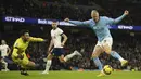 Pemain Manchester City, Erling Haaland, berusaha mencetak gol saat melawan Tottenham Hotspur pada laga Liga Inggris di Stadion Etihad, Kamis (19/1/2023). Namun, City merespons di babak kedua. The Citizens mampu mencetak empat gol melalui Julian Alvarez, Erling Haaland, dan sepasang gol Mahrez. (AP Photo/Dave Thompson)