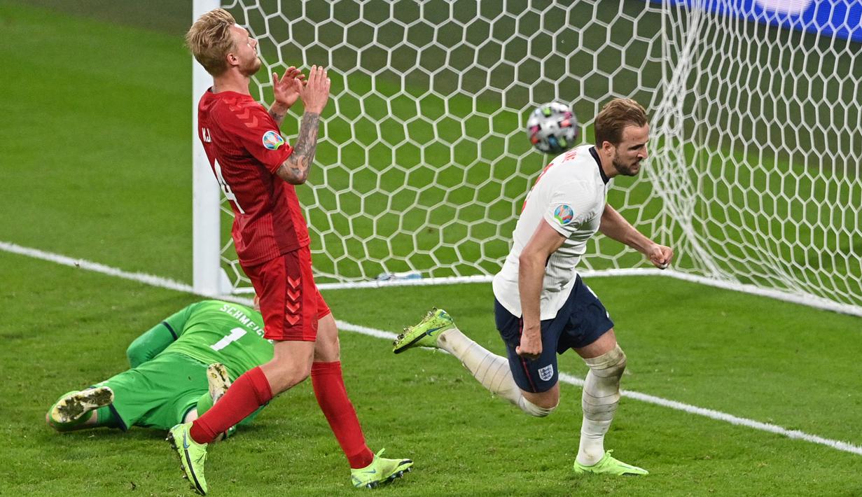 Di level timnas, Harry kane memegang rekor top skor Timnas Inggris dalam turnamen mayor, Piala Dunia dan Piala Eropa. Ia kembali mematahkan rekor Alan Shearer dengan mencetak total 10 gol. Itu terjadi saat Inggris menang 2-1 atas Denmark di semifinal Euro 2020, 7 Jui 2021. (AFP/Glyn Kirk)