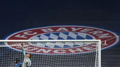 Kiper Bayern Munchen, Manuel Neuer memotong jaring gawang saat merayakan timnya meraih trofi Liga Champions usai mengalahkan PSG pada pertandingan final di stadion Luz di Lisbon (23/8/2020). Munchen menang tipis atas PSG 1-0. (AFP/Pool/David Ramos)