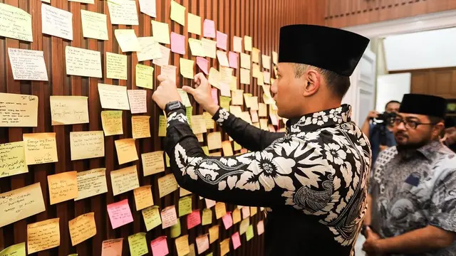 Ridwan Kamil Berduka Dipeluk Agus Yudhoyono
