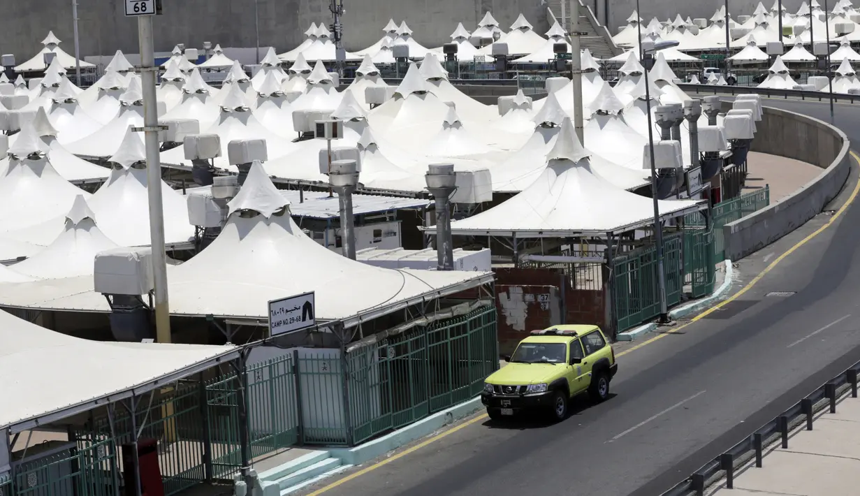 Sebuah kendaraan polisi berpatroli di tenda-tenda untuk jemaah haji jelang pelaksanaan ibadah haji di Mina, Arab Saudi, Senin (12/7/2021). Hanya orang-orang yang divaksinasi virus corona COVID-19 di Arab Saudi yang dapat berpartisipasi dalam pelaksanaan ibadah haji. (AP Photo/Amr Nabil)