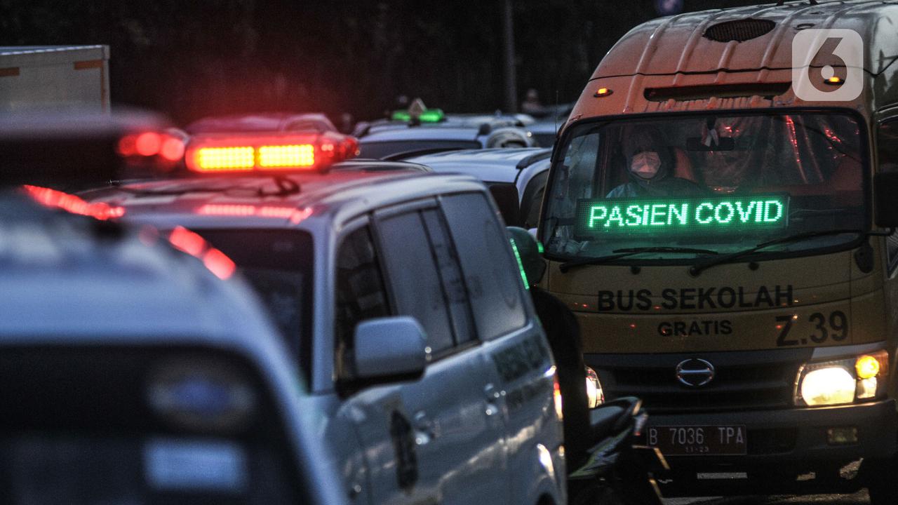 Antrean Ambulans di Wisma Atlet Imbas Melonjaknya Pasien COVID-19