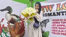 <p>Lihat betapa bahagianya Shireen ketika ia berpose dengan buket bunga. Senyumnya yang manis mendapat pujian dari netizen. [Foto: instagram.com/shireensungkar]</p>