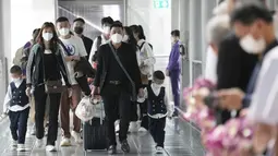 Wisatawan China tiba di Bandara Internasional Suvarnabhumi di provinsi Samut Prakarn, Thailand, Senin (9/1/2023). Thailand berharap dapat menerima sejumlah besar pengunjung dari China lagi setelah Beijing melonggarkan pembatasan perjalanan pada hari Minggu. (AP Photo/Sakchai Lalit)