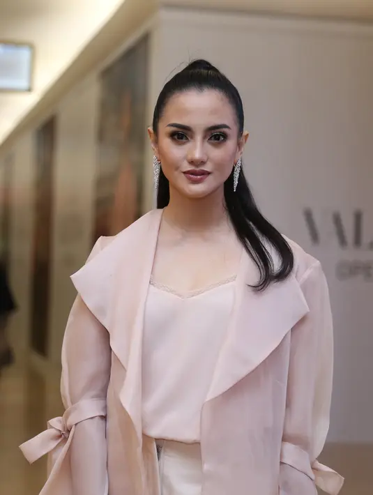 “Dia bilang 'mom jangan menikah lagi yah. Udah'. Alasannya dia bilang fokus aja sama keluarga. Memang saat ini aku tetap tidak akan menikah,” kata Ririn Ekawati. (Nurwahyunan/Bintang.com)