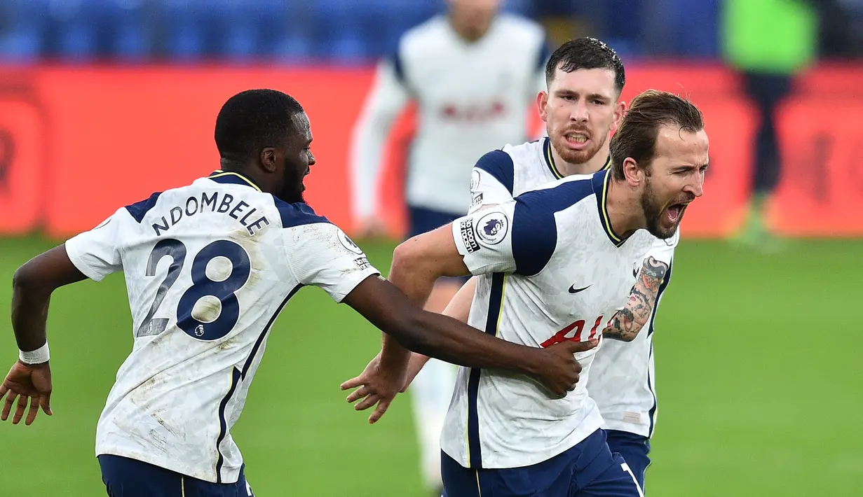 Striker Tottenham Hotspur, Harry Kane (kanan), melakukan selebrasi bersama rekan-rekannya usai mencetak gol ke gawang Crystal Palace dalam laga lanjutan Liga Inggris 2020/21 pekan ke-12 di Selhurst Park Stadium, Minggu (13/12/2020). Tottenham bermain imbang 1-1 dengan Palace. (AFP/Glyn Kirk/Pool)