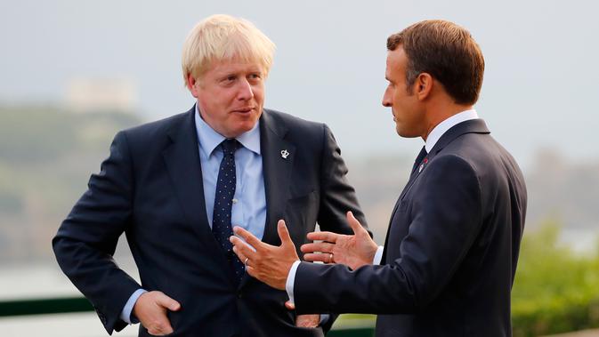 Presiden Prancis Emmanuel Macron (kanan) menyambut kedatangan Perdana Menteri Inggris Boris Johnson (kiri) di KTT G7, Biarritz, Prancis, Sabtu (24/8/2019). (AP Photo/Francois Mori, Pool)