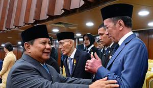 Jokowi beri dua jempol untuk Presiden Prabowo di sidang tahunan MPR/DPR. (Liputan6.com/Biro Pers Istana)