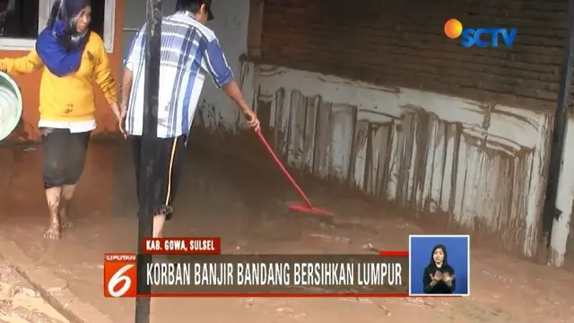 Korban banjir bandang di Kabupaten Gowa, Sulawesi Selatan, kini terus membersihkan lumpur yang masuk ke rumah mereka. Ratusan rumah dan puluhan mobil rusak akibat terjangan air.