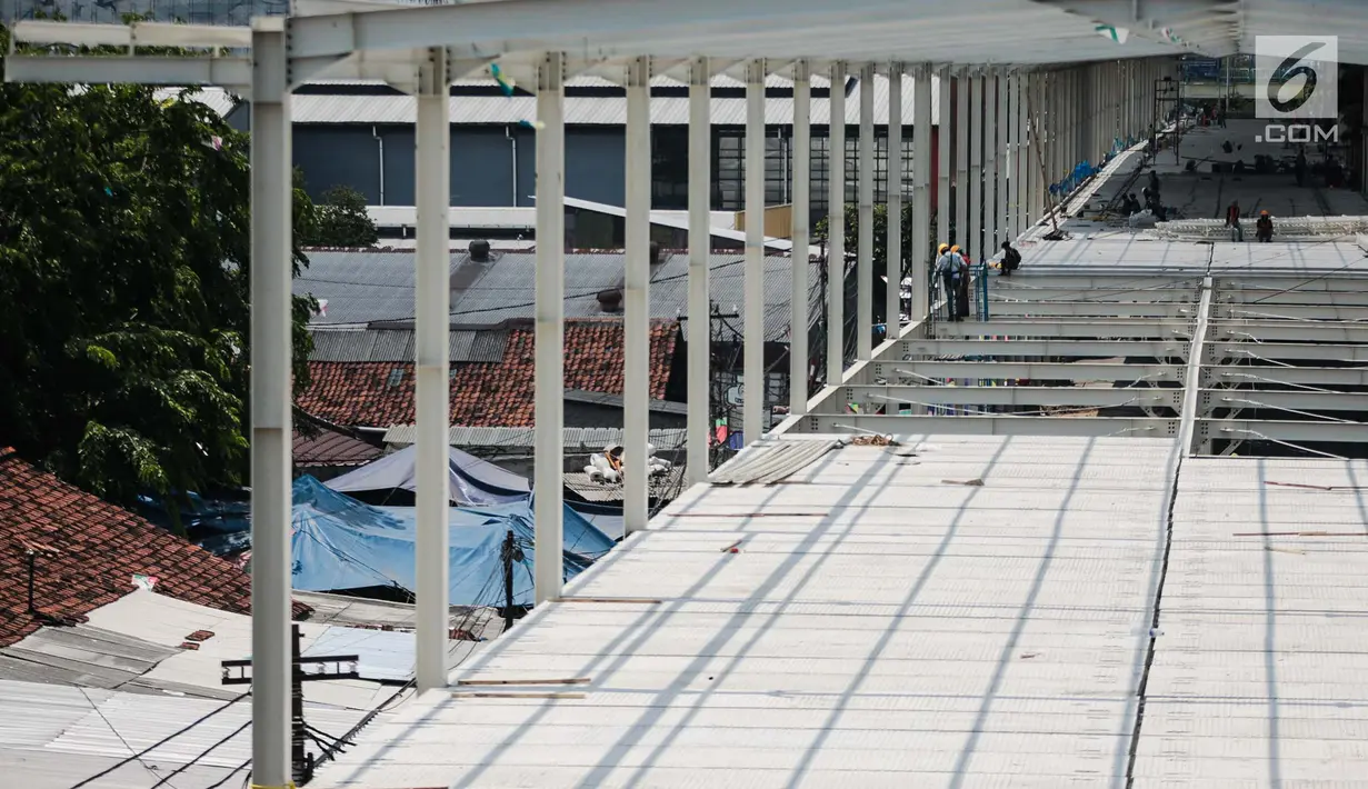 Pekerja menyelesaikan proyek pembangunan jembatan multiguna (skybridge) Tanah Abang di Jakarta, Selasa (9/10). Pembangunan skybridge yang dimulai pada 3 Agustus lalu itu baru mencapai setengah jalan atau 58 persen. (Liputan6.com/Faizal Fanani)