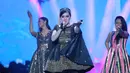 Penyanyi Syahrini saat tampil di acara The Biggest Concert 'Perempuan Hebat Indonesia' di studio 6 Emtek City, Jakarta Barat, Kamis (21/4).(Adrian Putra/Bintang.com)