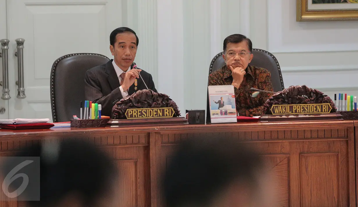 Presiden Jokowi didampingi Wapres Jusuf Kalla memimpin Sidang Kabinet Paripurna di Istana Kepresidenan, Jakarta,(2/11/2015). Sidang membahas APBN 2016, Persiapan Pilkada Serentak, dan Paket Kebijakan Ekonomi VI. (Liputam6.com/Faizal Fanani)