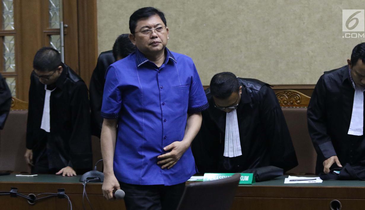 Terdakwa perintangan proses penyidikan KPK, Lucas saat menjalani sidang putusan di Pengadilan Tipikor, Jakarta, Rabu (20/3). Majelis Hakim menyebut Lucas terbukti bersalah merintangi penyidikan KPK atas kasus Eddy Sindoro.(Liputan6.com/Helmi Fithriansyah)