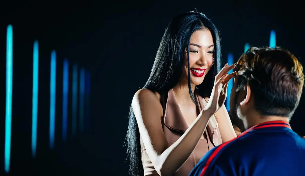 Dalam foto lain, Ivan juga telah mengenalkan perempuan tersebut pada orang tuanya. Faye tampak berfoto bersama dengan orang tua Ivan setelah makan malam spesial. (Instagram/ivan_gunawan)