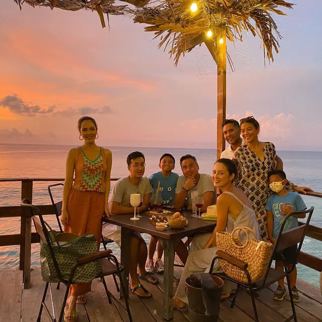 6 Momen Liburan Cathy Sharon dan Julie Estelle di Bali, Kompak Banget
