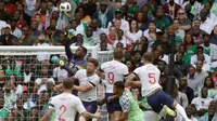 Pemain Nigeria John Obi Mikel (kiri) berebut bola dengan Gary Cahill dalam laga uji coba Piala Dunia 2018 di Stadion Wembley, London, Inggris, Sabtu (2/6). Inggris berhasil menekuk Nigeria dengan skor 2-1.  (AP Photo/Matt Dunham)