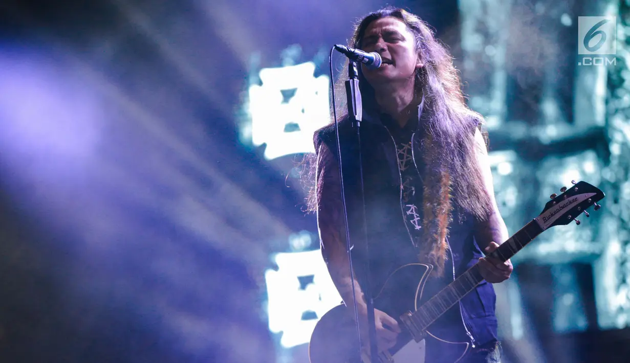 Aksi panggung vokalis band Koil dalam acara Synchronize Festival dikawasan Jiexpo, Jakarta, Jumat (5/10). Dalam penampilannya mereka membawakan lagu-lagu andalanya seperti 'Aku lupa aku luka','Kenyataan dalam dunia fantasi'. (Liputan6.com/Faizal Fanani)