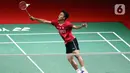 Pebulu tangkis tunggal putra Indonesia, Anthony Sinisuka Ginting saat bertanding melawan Viktor Axelsen (Denmark) pada Semifinal Indonesia Masters 2022 di Istora Senayan, Jakarta, Sabtu (11/6/2022). Anthony Sinisuka Ginting kalah 15-21, dan 15-21. (Liputan6.com/Helmi Fithriansyah)