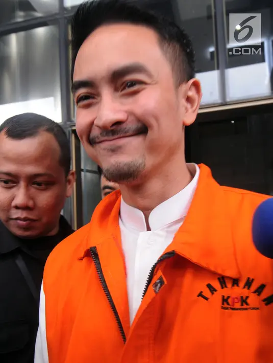 Senyum Gubernur Jambi nonaktif Zumi Zola seusai pemeriksaan di gedung KPK, Jakarta, Kamis (26/4). Zumi Zola diperiksa perdana setelah ditahan KPK terkait kasus dugaan penerimaan gratifikasi sejumlah proyek di Provinsi Jambi. (Merdeka.com/Dwi Narwoko)
